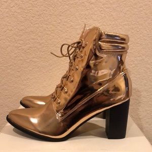 ❤️Super Cute Gold Chunky Heel Boot❤️